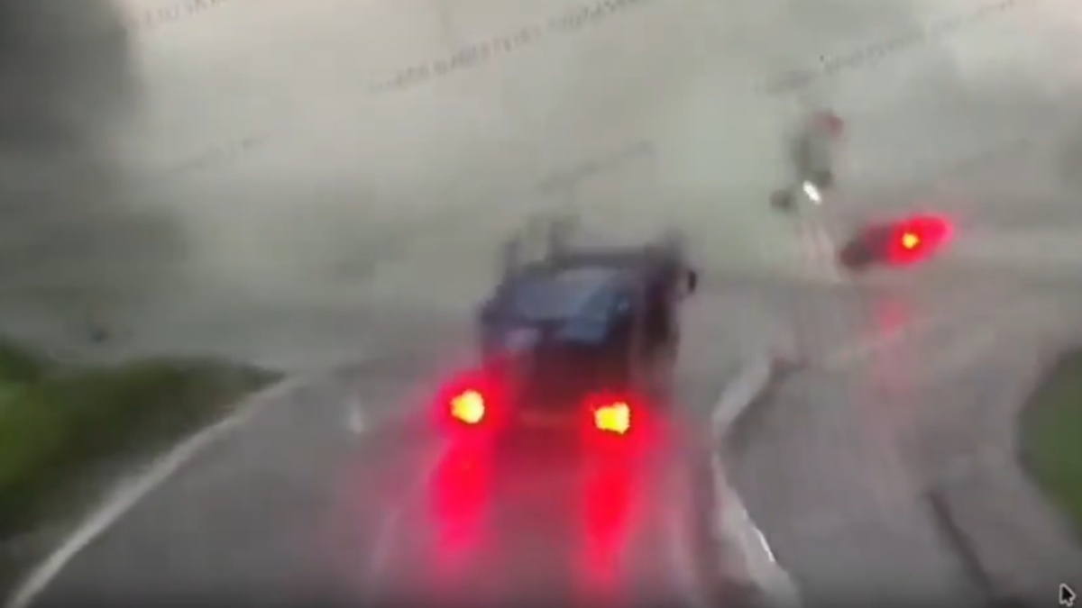 Impresionante tornado levanta un vehículo por los aires durante su violento paso por Haining, China