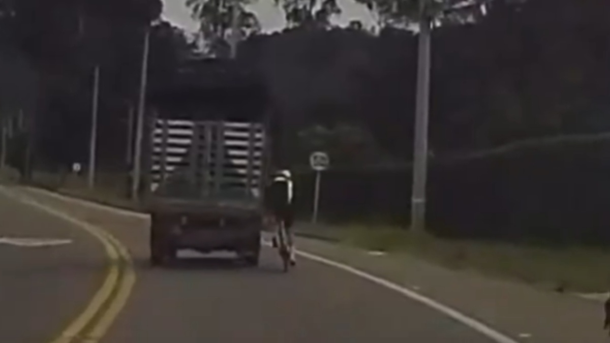 En video quedó registrada la maniobra peligrosa de un camión contra un ciclista en Sopó