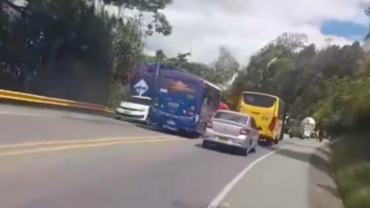 Conductor de buseta puso en grave riesgo a sus pasajeros al adelantar en un tramo prohibido