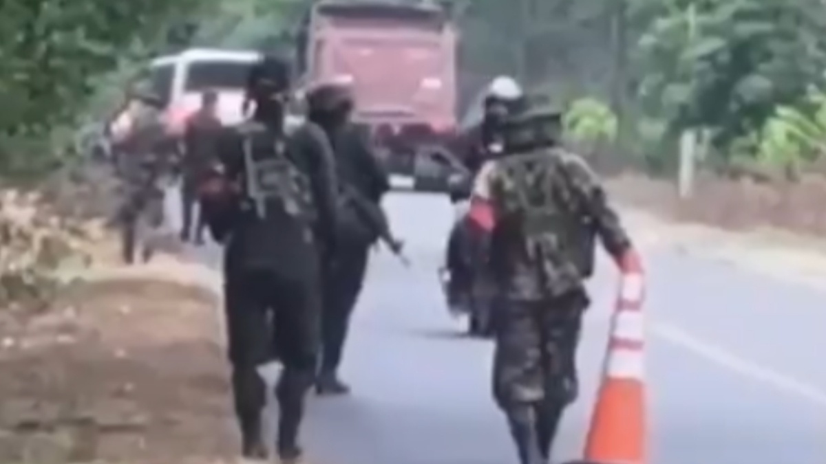 Disidencias de alias Iván Mordisco bloquean conos la carretera entre Caloto y Corinto