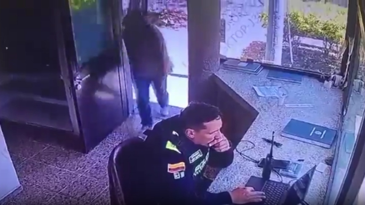 Imagen de Uniformado abatió a un hombre que intentó degollarlo dentro del CAI Galán