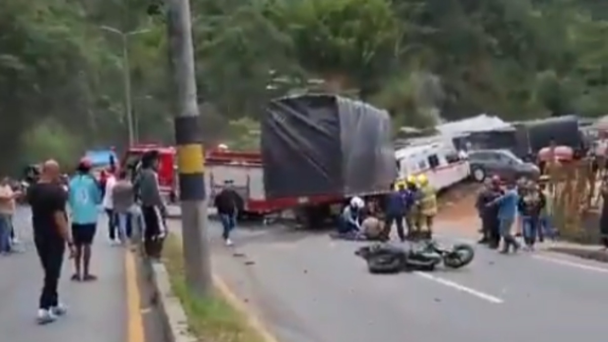 Imagen de Camión sin frenos embiste a ambulancia y camión de bomberos en Manizales