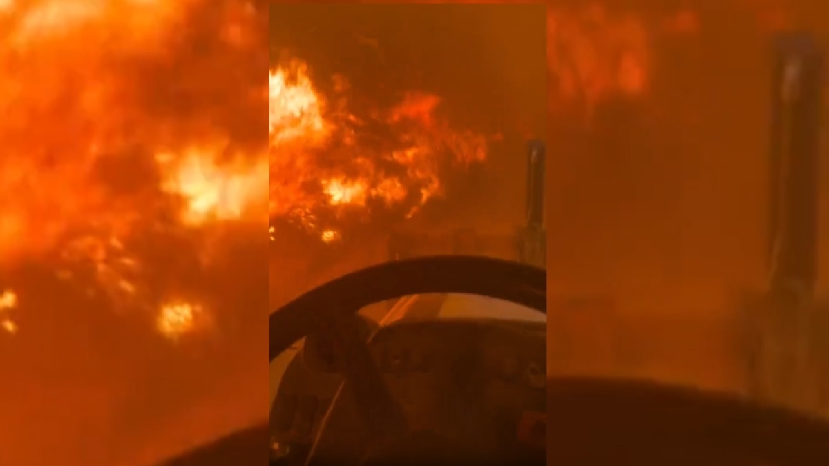 Operador desafía las llamas con maquinaria pesada para crear cortafuegos en el incendio 'Hawk Fire'