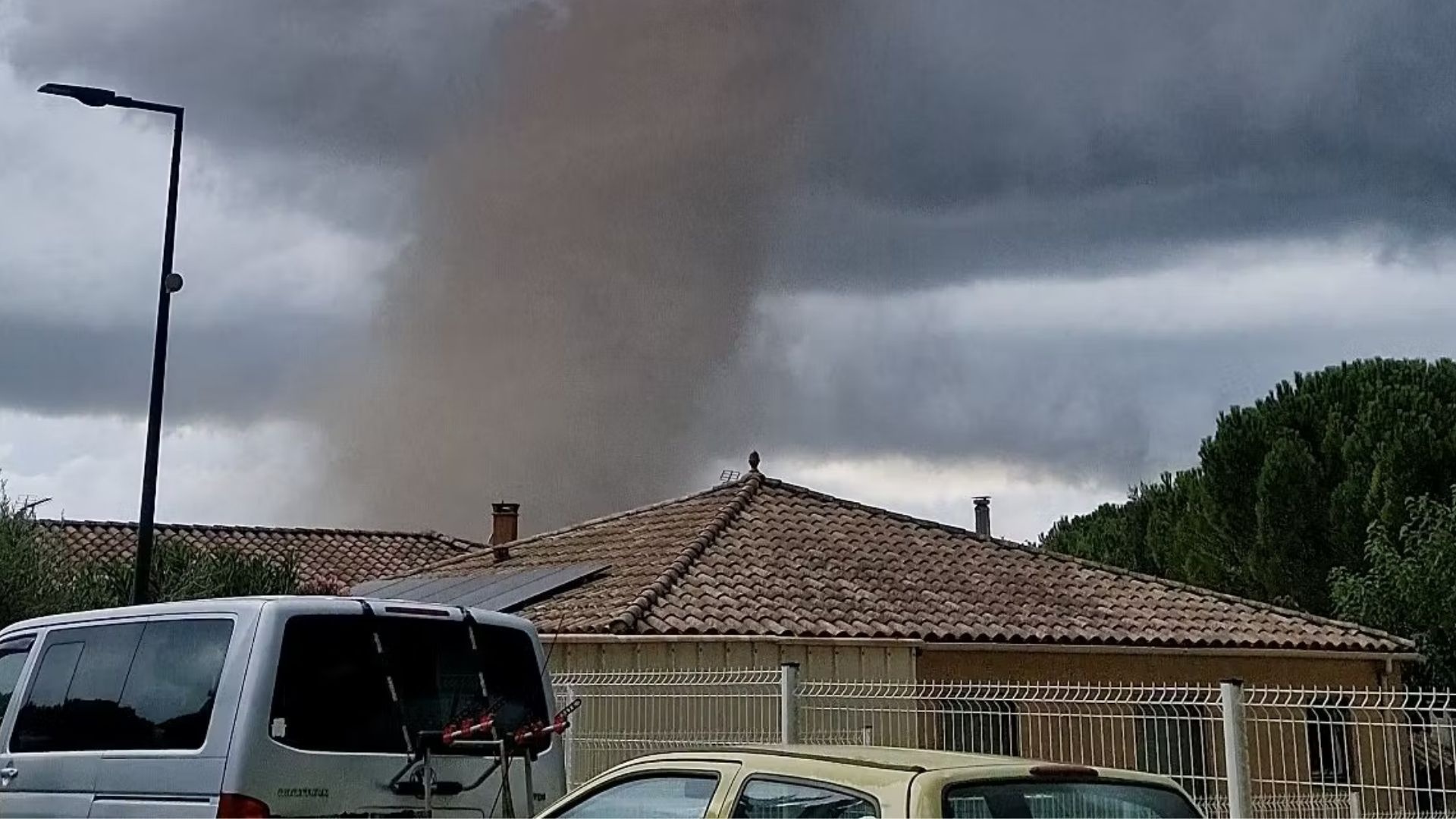 Caos y devastación en Francia por un repentino tornado que destruye unas 300 viviendas