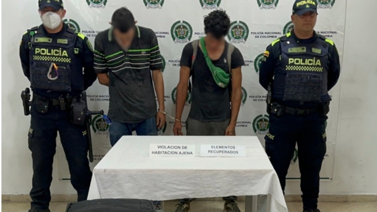 Sorprenden a dos sujetos hurtando electrodomésticos en vivienda afectada por emergencia en Pereira