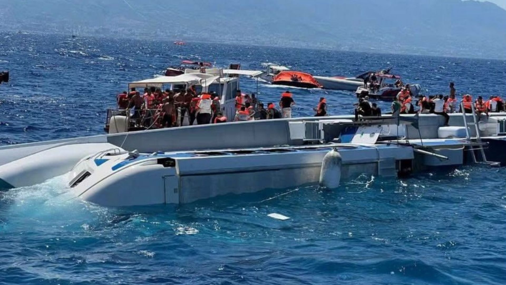 Un ferry con 267 personas se parte en dos y se hunde poco después de zarpar en las costas de Chipre