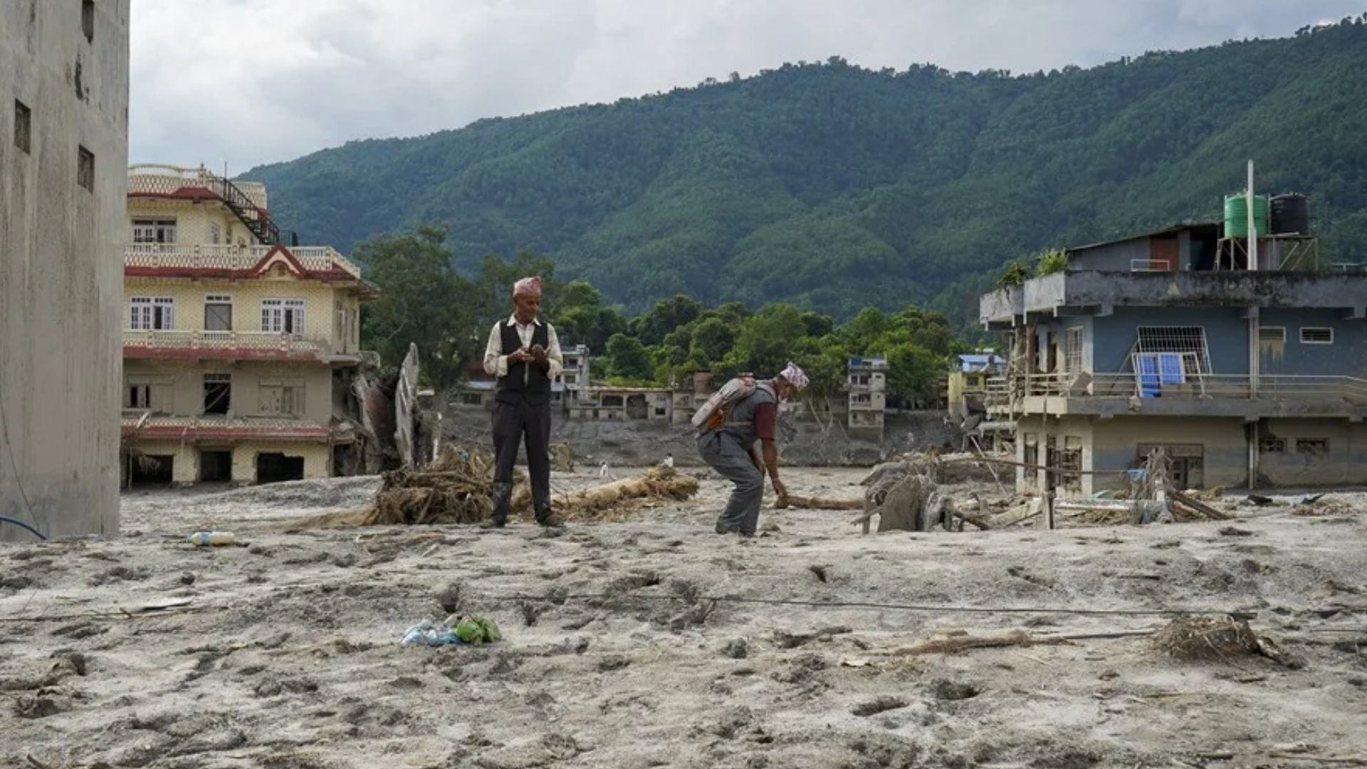 Tragedia en Nepal al aumentar la cifra a 1.127 fallecidos y casi 4.900 desaparecidos tras letal riad