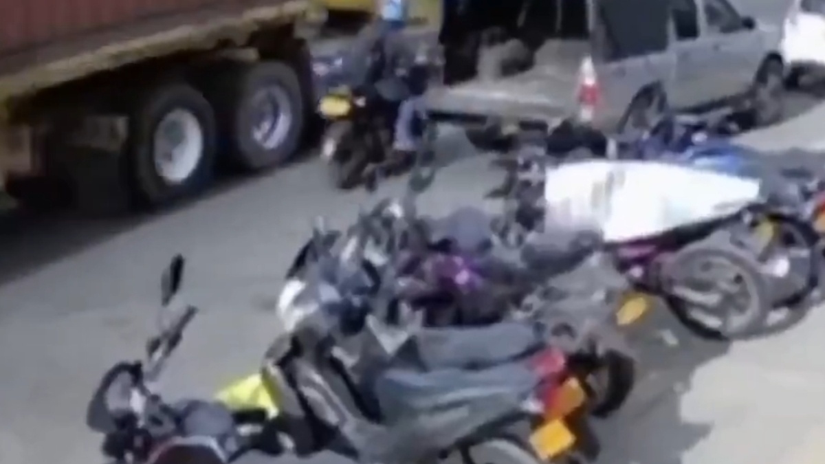 Imagen de Motociclista sobrevive tras caer al lado de un tractocamión en movimiento