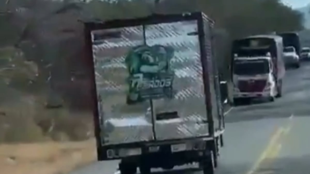 Imagen de Dos camiones chocaron de frente en la vía a Natagaima y fueron saqueados por transeúntes