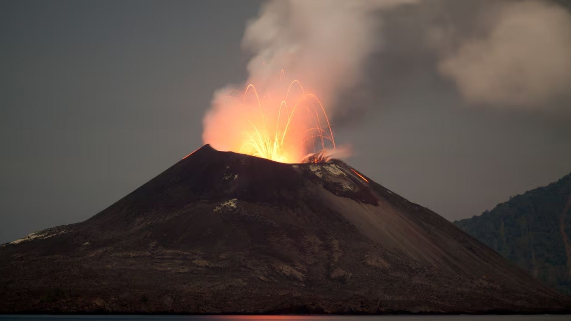 Imagen de El Anak Krakatoa vuelve a rugir y genera alerta por las nubes de ceniza en Indonesia