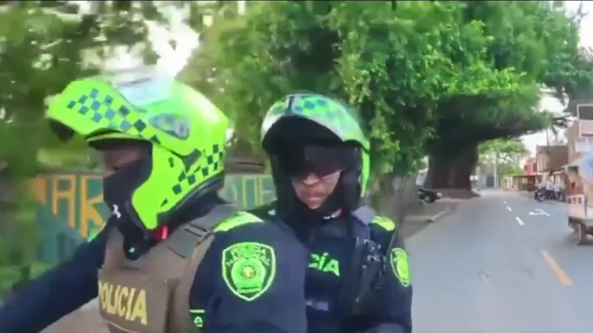 Imagen de Policías grababan un TikTok en patrullaje y terminaron arrollando a un perro