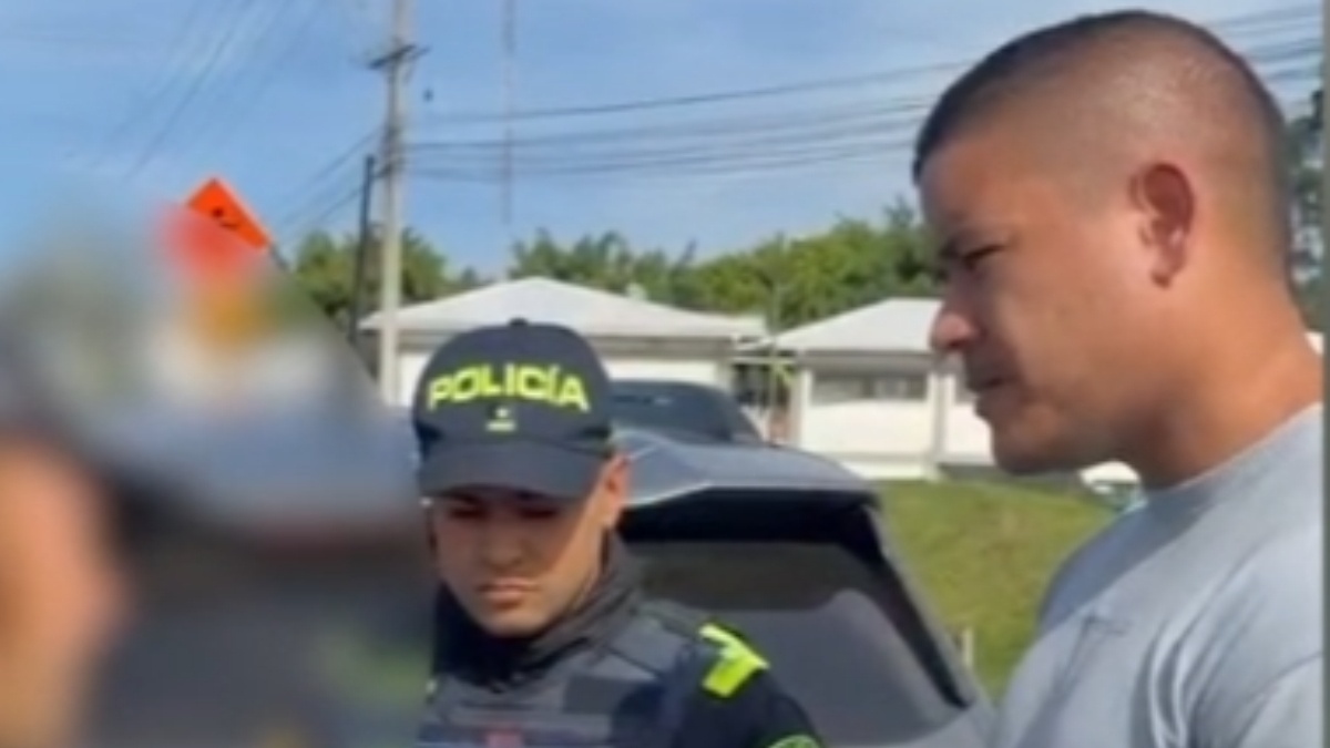 Cae exoficial de la Policía implicado en el desplazamiento forzado de un cantante