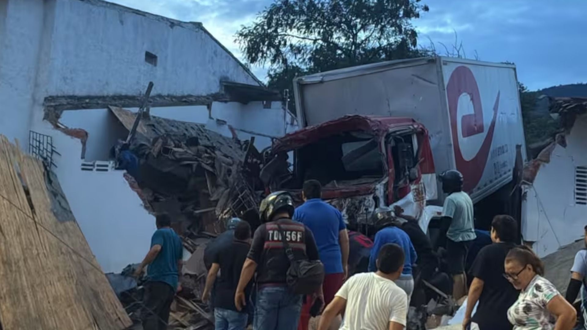 Falla en los frenos de una tractomula ocasiona una tragedia mortal en la vía a Girón