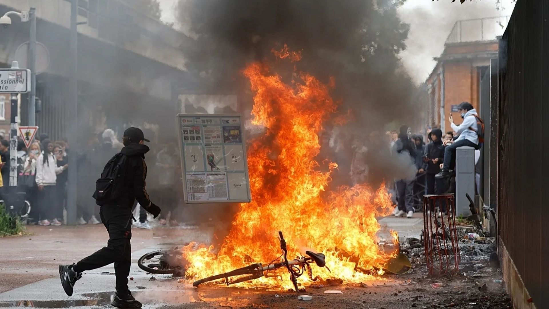 Imagen de Caos en Francia por masivas movilizaciones estudiantiles y fuertes enfrentamientos urbanos