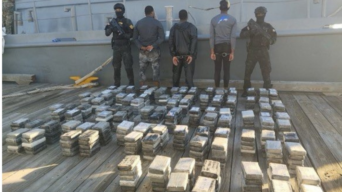 La Armada de Colombia e agencias internacionales interceptan una lancha con 568 kilos de cocaína