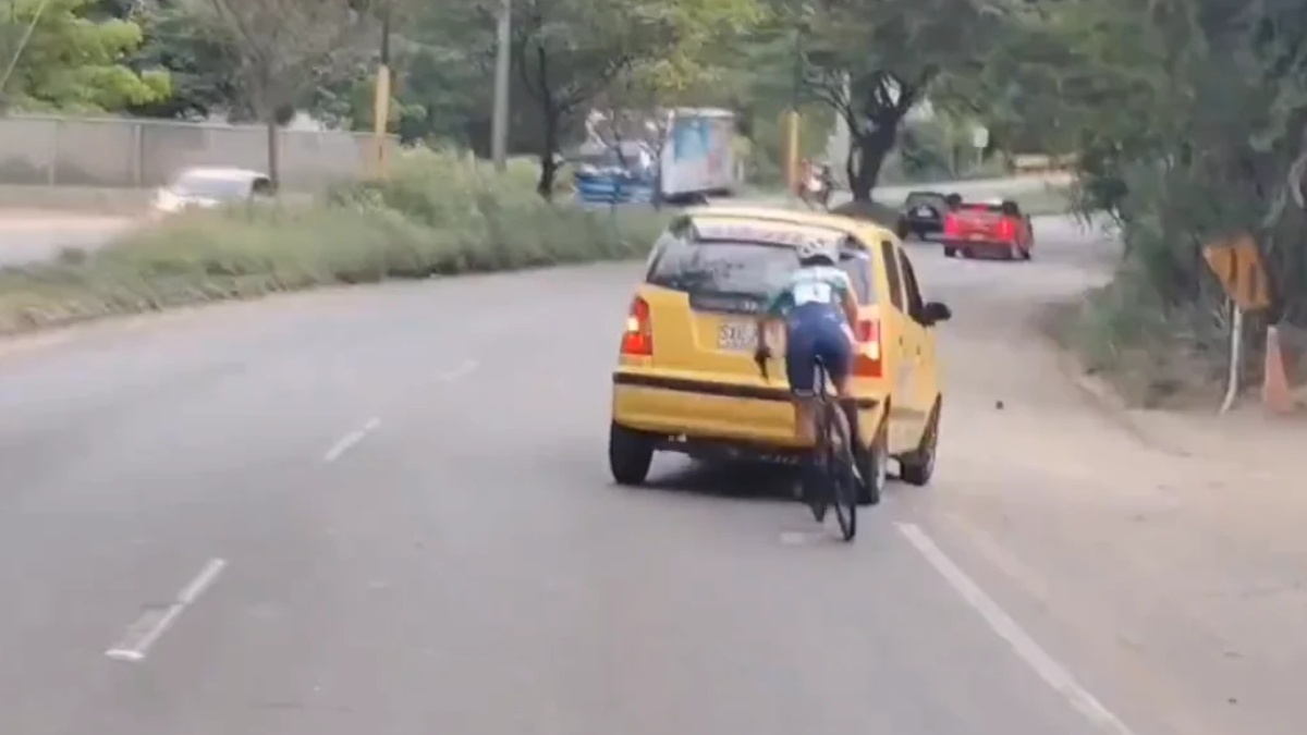Una joven promesa del ciclismo evita ser arrollada por un taxi tras realizar una maniobra