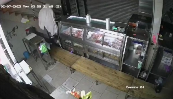 Hombre se disfrazó de “fantasma” para robar una carnicería