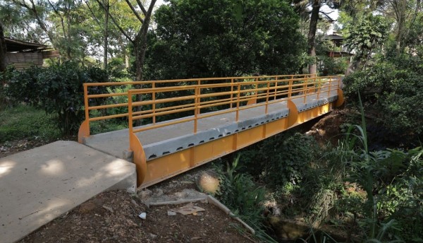 El alcalde Carlos Maya revisó los avances de la obra de mitigación de riesgo de la quebrada el Erazo