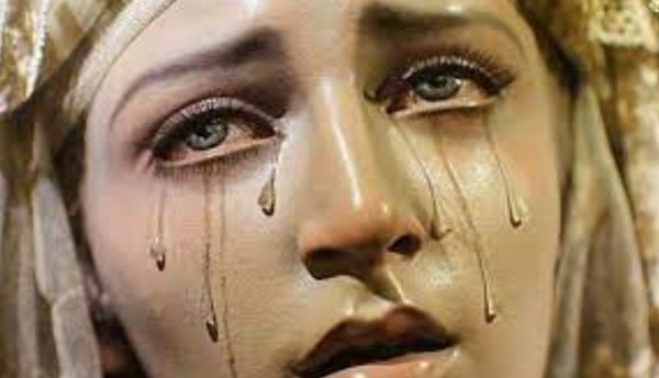 Estatua de la Virgen María llora en plena misa