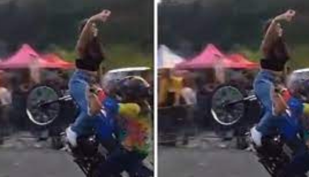 ¡Imprudencia! Mujer cae de una moto en una competencia de piques y piruetas