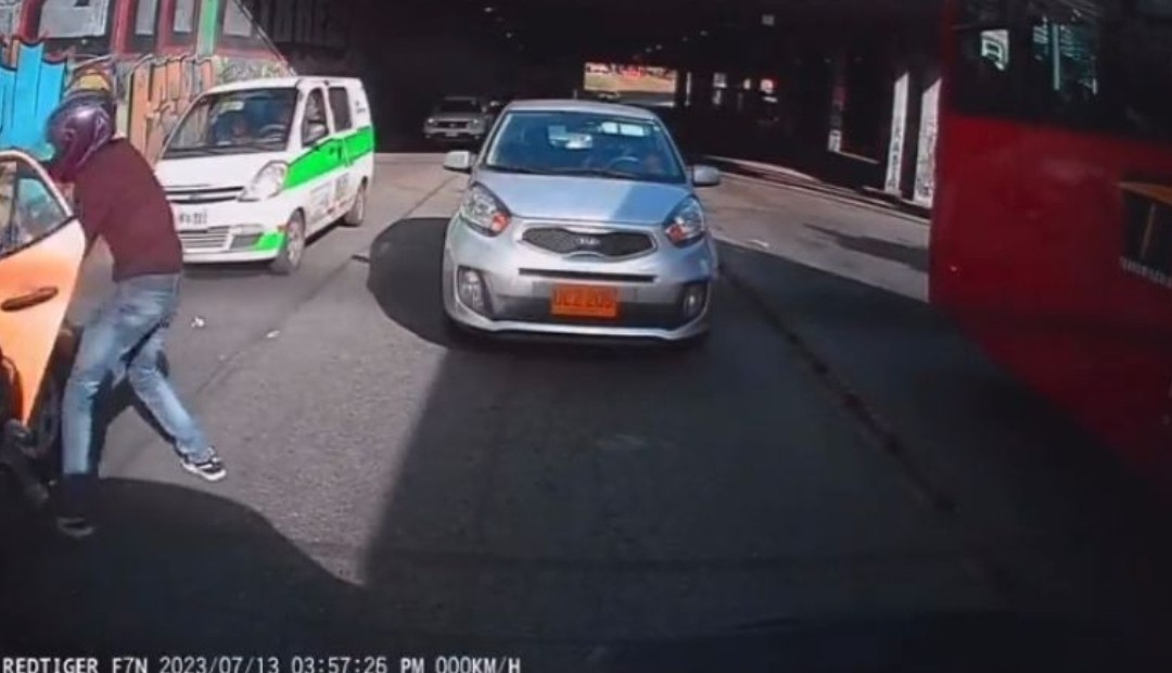 Con pistola en mano roban a pasajera de un taxi