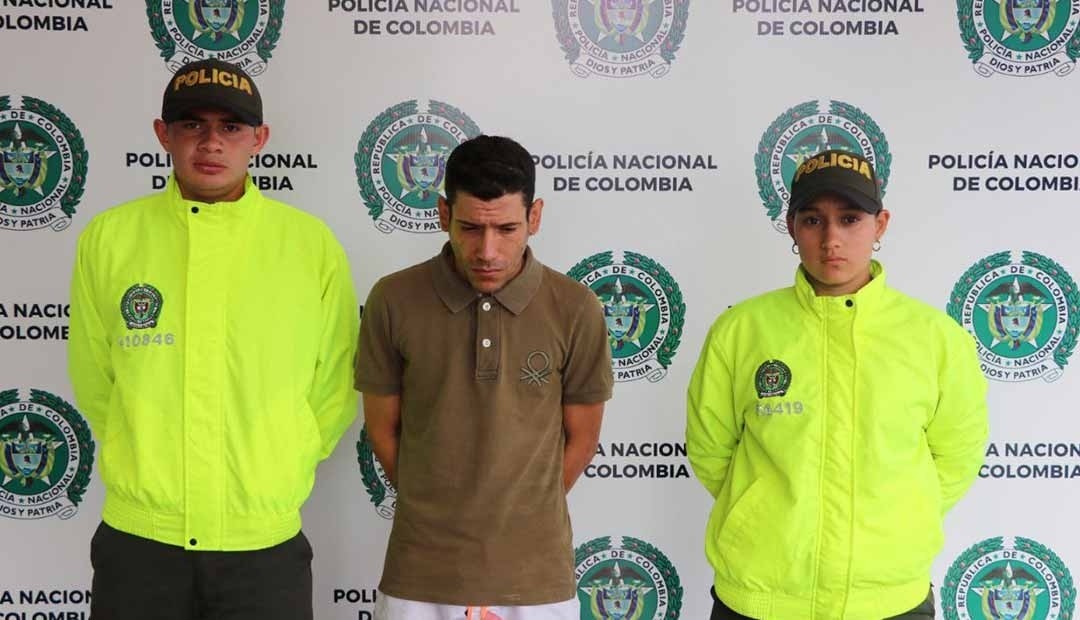 Lo pillaron intentando ingresar estupefacientes a la estación de policía