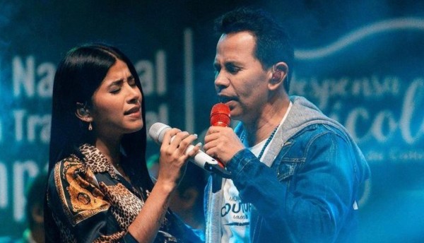 Jhonny Rivera tiene nueva novia 31 años menor que él