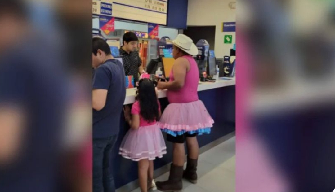Papá se disfrazó de Barbie con su hija para llevarla a ver la película
