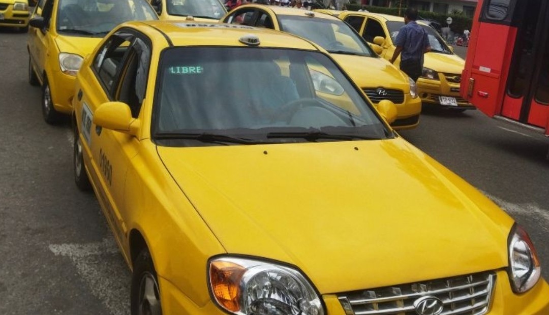 Taxista emprendedor, hace los viajes de sus pasajeros ¡Bacanos!