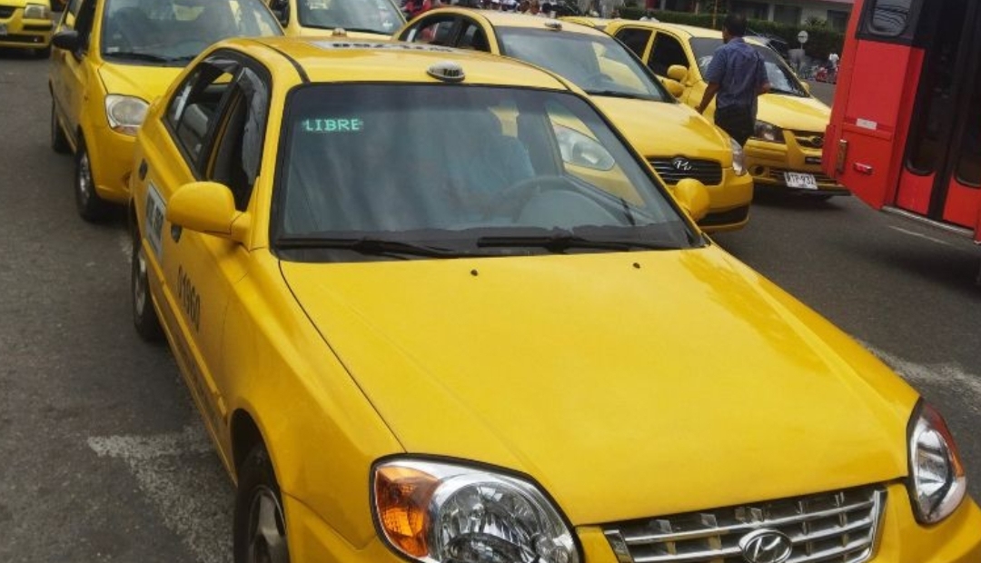 Paro de Taxistas por aumento del costo de la gasolina
