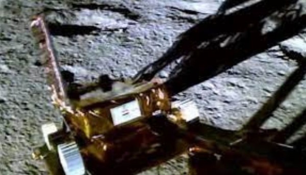 El robot indio Rover Chandrayaan-3 aluniza con éxito en la superficie lunar