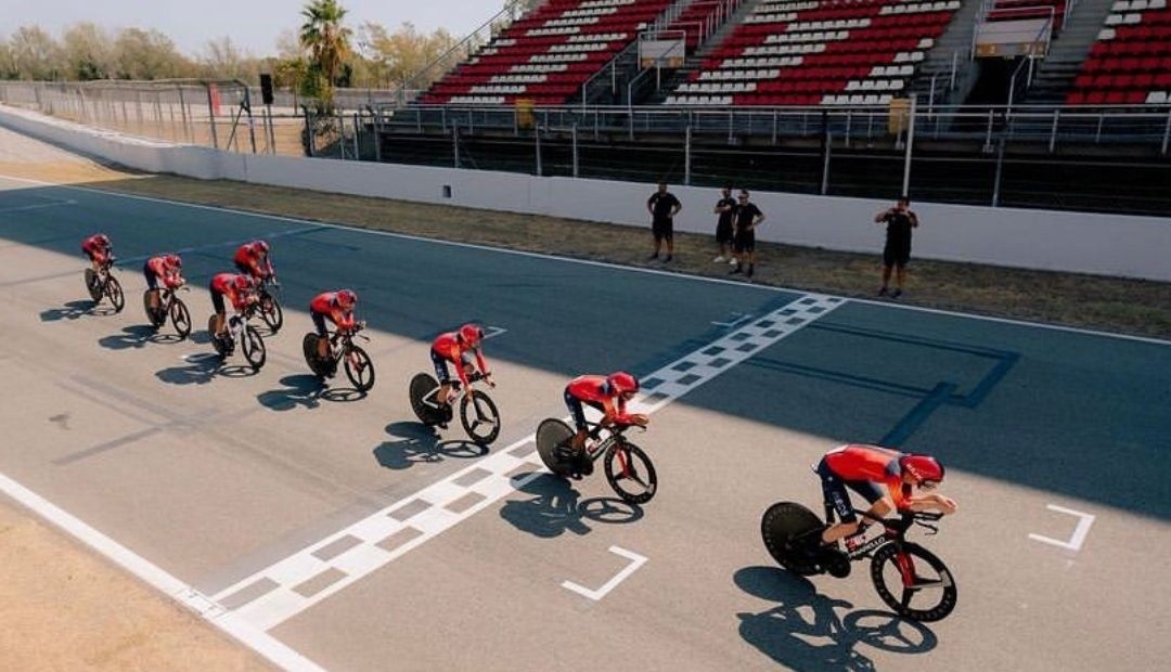 Egan Bernal y el equipo INEOS se preparan con intensidad en el circuito de Fórmula 1 de la Vuelta a España
