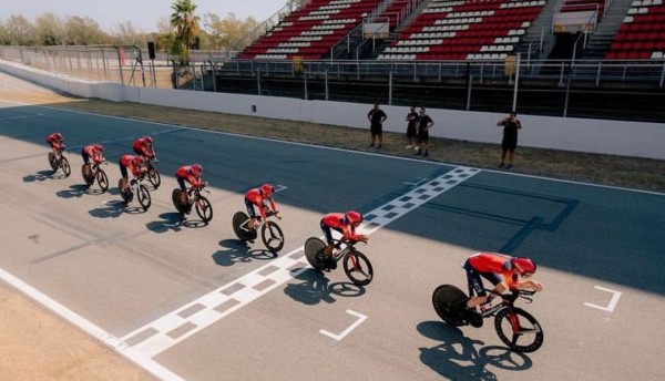 Egan Bernal y el equipo INEOS se preparan con intensidad en el circuito de Fórmula 1 de la Vuelta a España