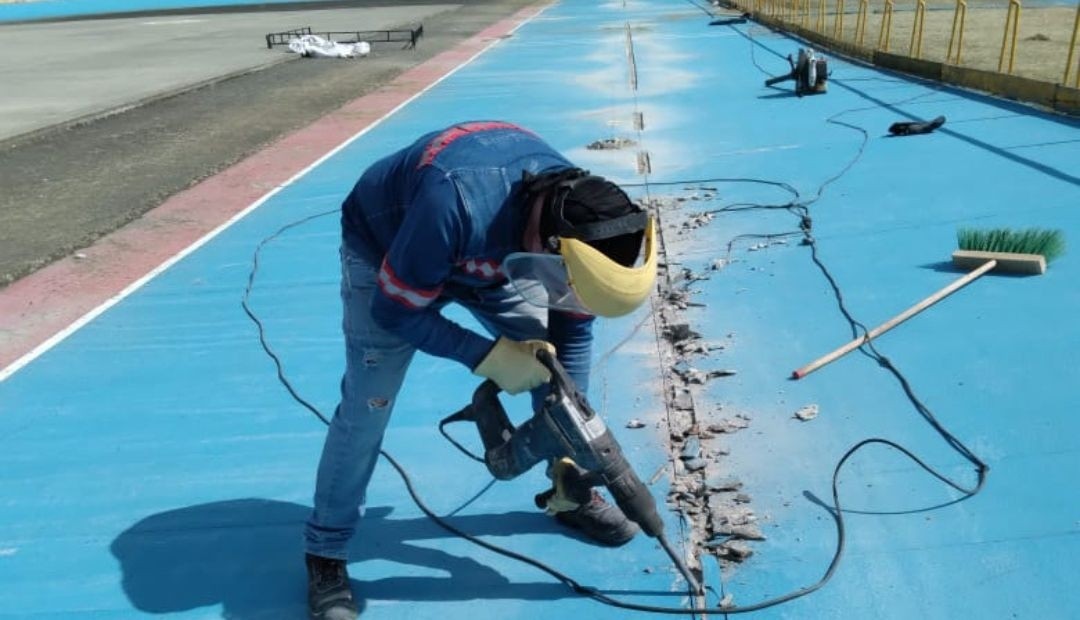 La Secretaría de Infraestructura y Deportes avanzan con los arreglos en la pista de patinaje en el Velódromo