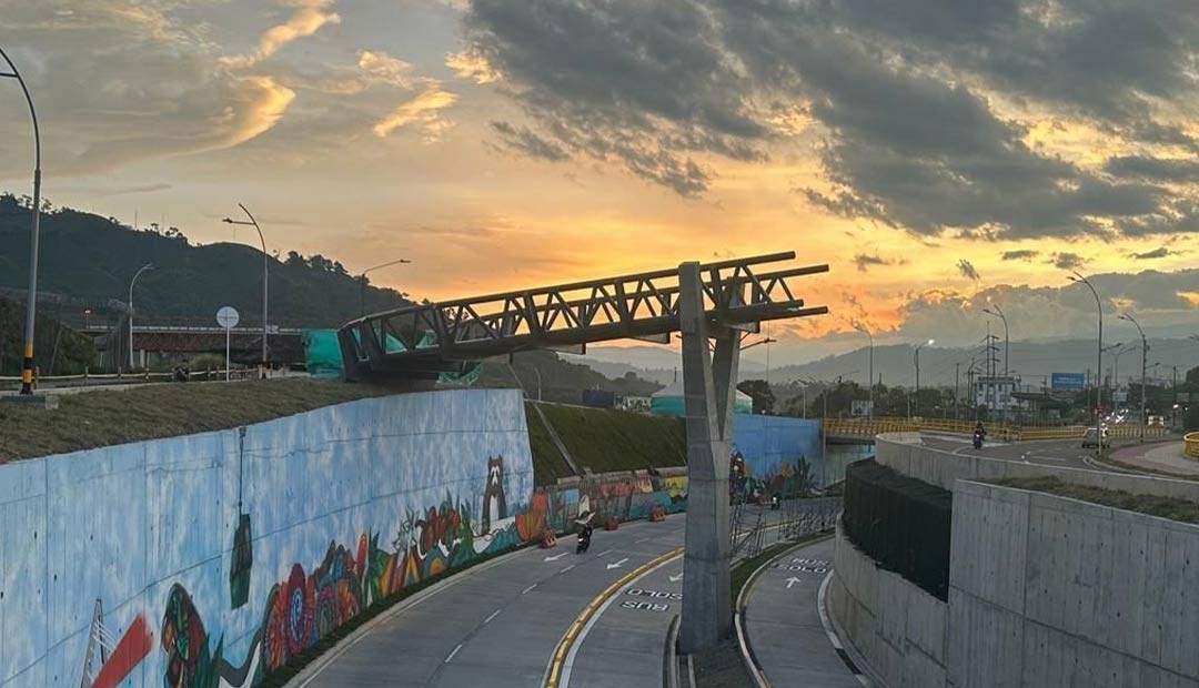 El puente peatonal de la intersección vial del aeropuerto comenzó a tomar forma