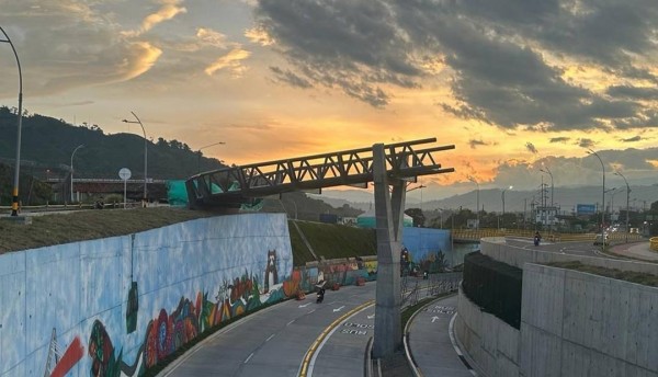 El puente peatonal de la intersección vial del aeropuerto comenzó a tomar forma
