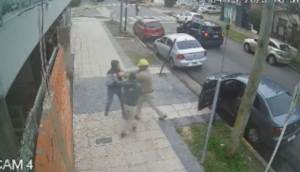 Violento intento de robo termina en fuerte golpiza por parte de obreros