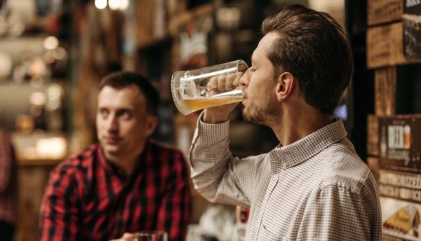 Estudio revela que los hombres se sienten atraídos entre ellos cuando están "Borrachos"