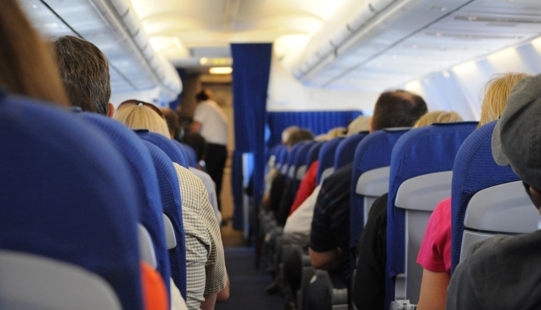 Pareja descubierta en pleno acto sexual en un avión, el video se vuelve viral