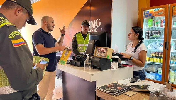 Vigías ambientales de Aseo Pereira realizaron recorrido con la policía en Sector Comercial de La Villa
