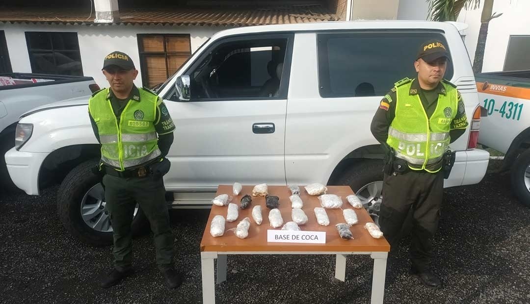 Conductor huyó y dejó en el carro abandonado  5 kilos de coca