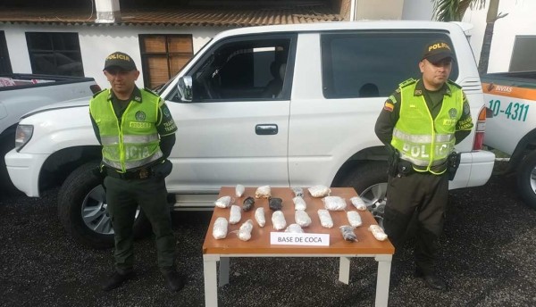Conductor huyó y dejó en el carro abandonado  5 kilos de coca
