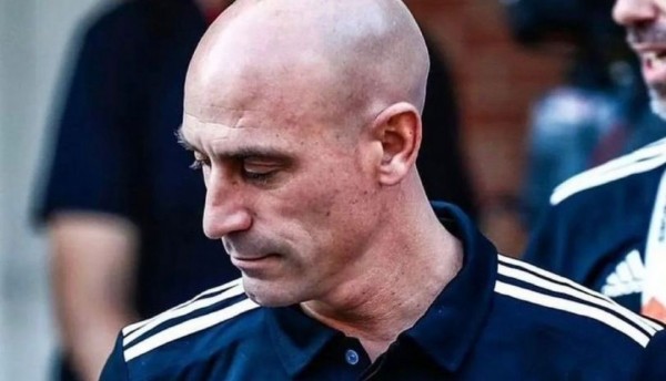 Rubiales prohibido de acercarse a Hermoso después de beso sin presunto consentimiento