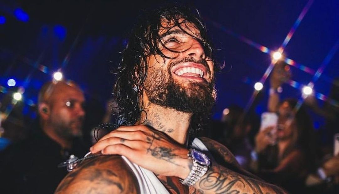 Maluma expresa su enfado después de un intento de beso forzado por una fanática