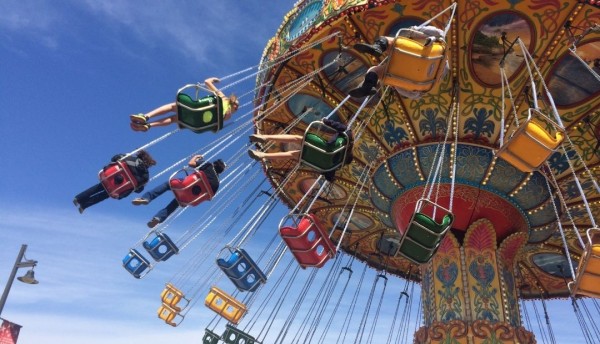 Impactante accidente en parque de diversiones: mujer sale volando de atracción