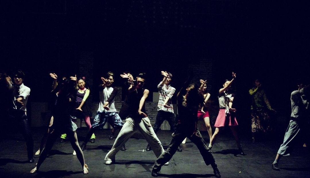 Grave accidente en Salitre Plaza: Bailarines sufren caída del escenario en plena presentación