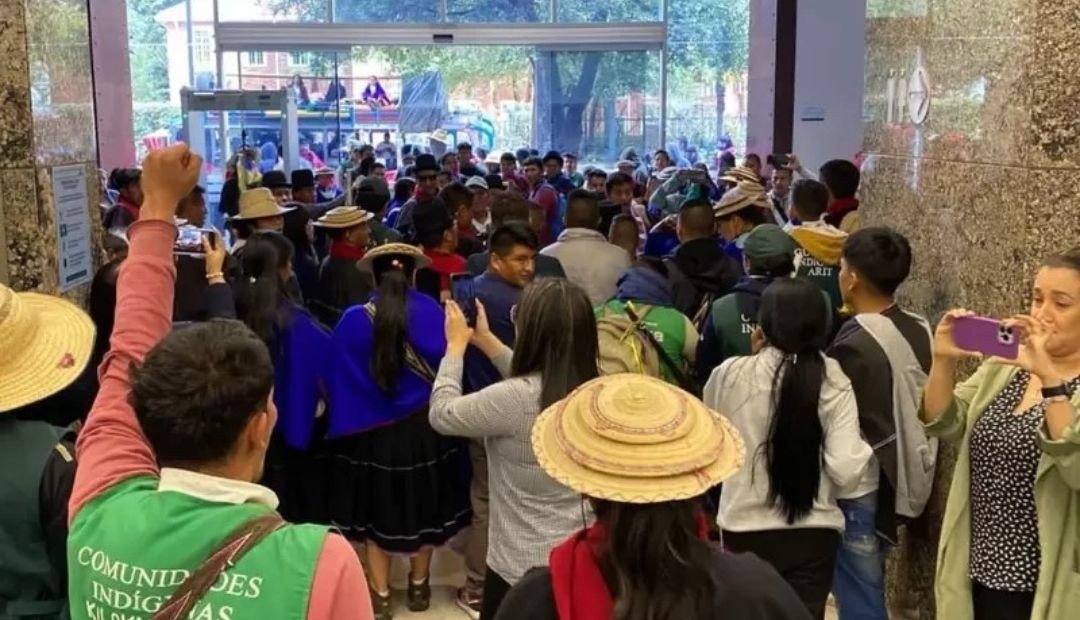 Minga indígena se tomó las instalaciones de la Revista Semana