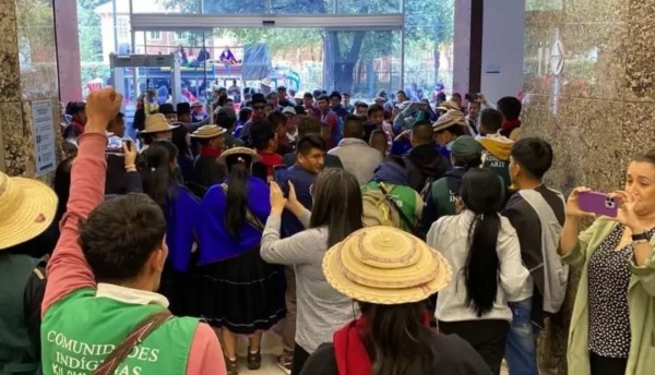 Minga indígena se tomó las instalaciones de la Revista Semana