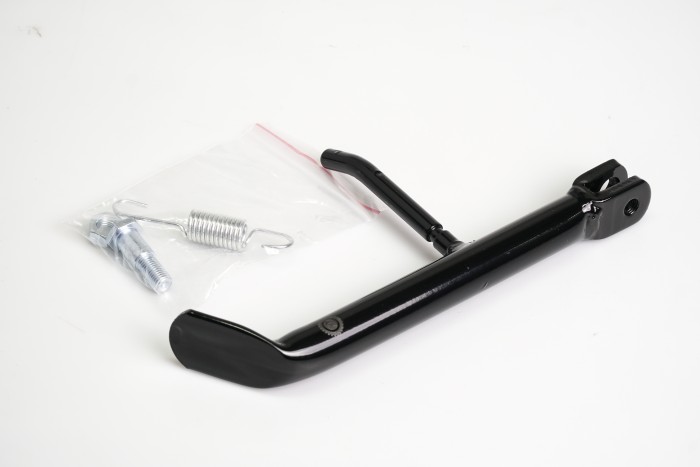 PATA LATERAL CASSARELLA FZ16/2.0/FZ-S CON TORNILLO Y RESORTE