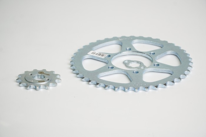 KIT PIÑONES - AKT TTX 200 6 HUECOS  (PT39C-PD13C PASO 520) CASSARELLA